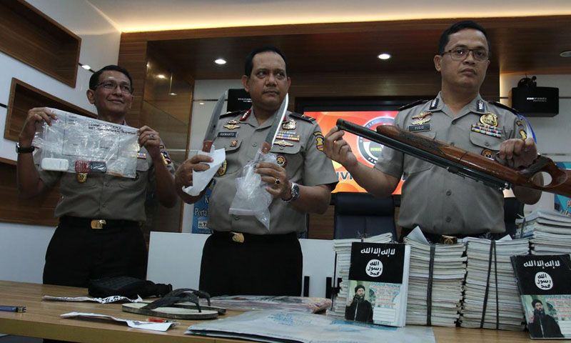 Foto: Polri menggelar jumpa pers terkait kasus penyerangan Mapolda Sumatra Utara (Sumut), di Mabes Polri, Jakarta Selatan, Jumat (30/6). Kelompok teror menyerang pos jaga Mapolda Sumut dan menyebabkan seorang anggota polisi tewas.