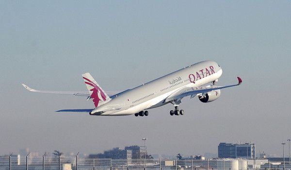 Foto: Pesawat maskapai Qatar Airways saat lepas landas. (AFP/Remy Gabalda)