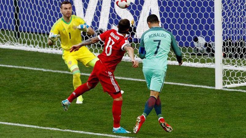 Cristiano Ronaldo (kanan) mencetak gol kemenangan Portugal atas Rusia, Rabu (21/6) waktu setempat. (REUTERS/Darren Staples)
