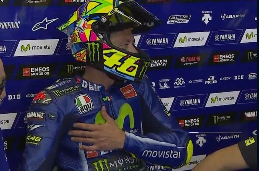 Foto: Rossi terlihat memegang bagian dada di akhir latihan bebas. Usai kecelakaan motocross, pebalap 38 tahun itu mengalami sakit di bagian dada dan perut.