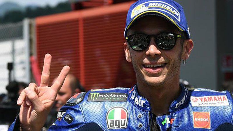 Valentino Rossi tak suka dengan ide penambahan GP Thailand dalam kalender MotoGP 2018 mendatang. (AFP PHOTO / Vincenzo PINTO)