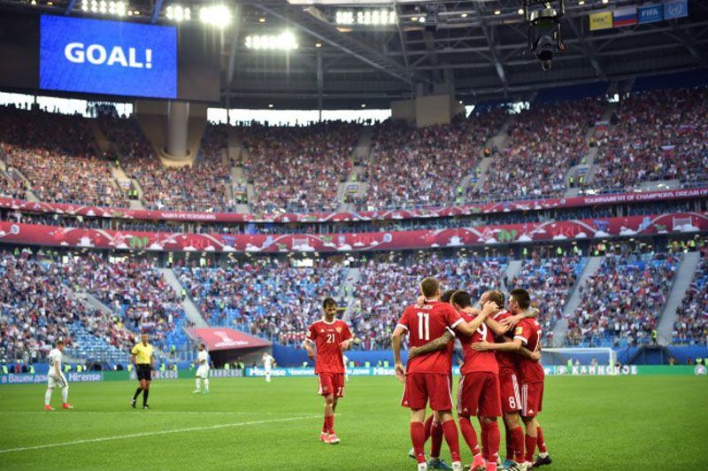 Para pemain Rusia merayakan gol ke gawang Selandia Baru (Foto: AFP)