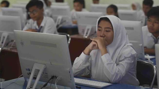 Siswa mengikuti Ujian Nasional Berbasis Komputer (UNBK) di SMAN 5 Surabaya, Jawa Timur, Senin (10/4).