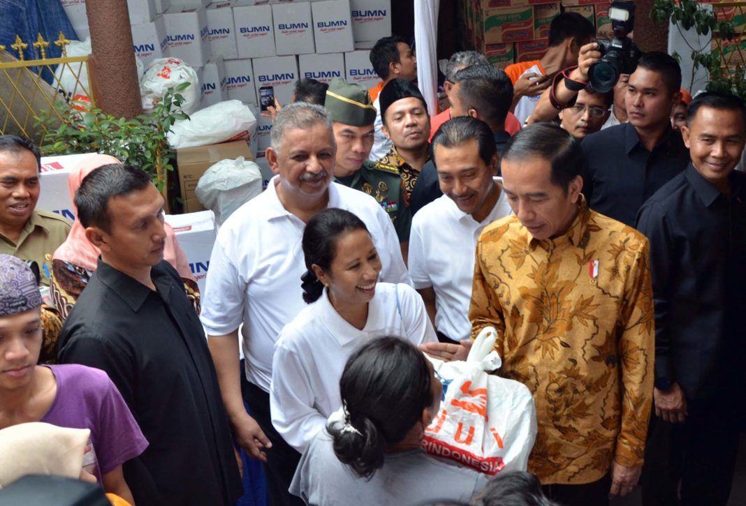 Foto: Presiden Jokowi melaksanakan pembagian bahan sembako di Penjaringan, Jakarta Utara, Selasa (13/6).