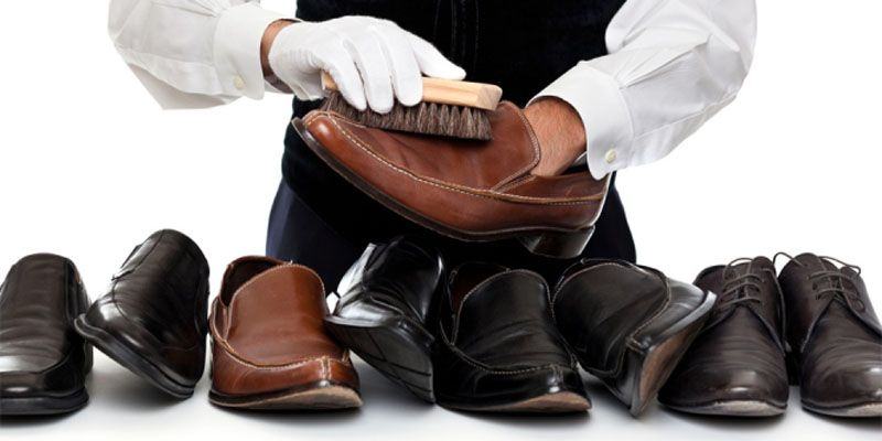 Tiga cara unik dan mudah berikut ini bisa Anda coba di rumah untuk membuat sepatu kesayangan tetap awet.