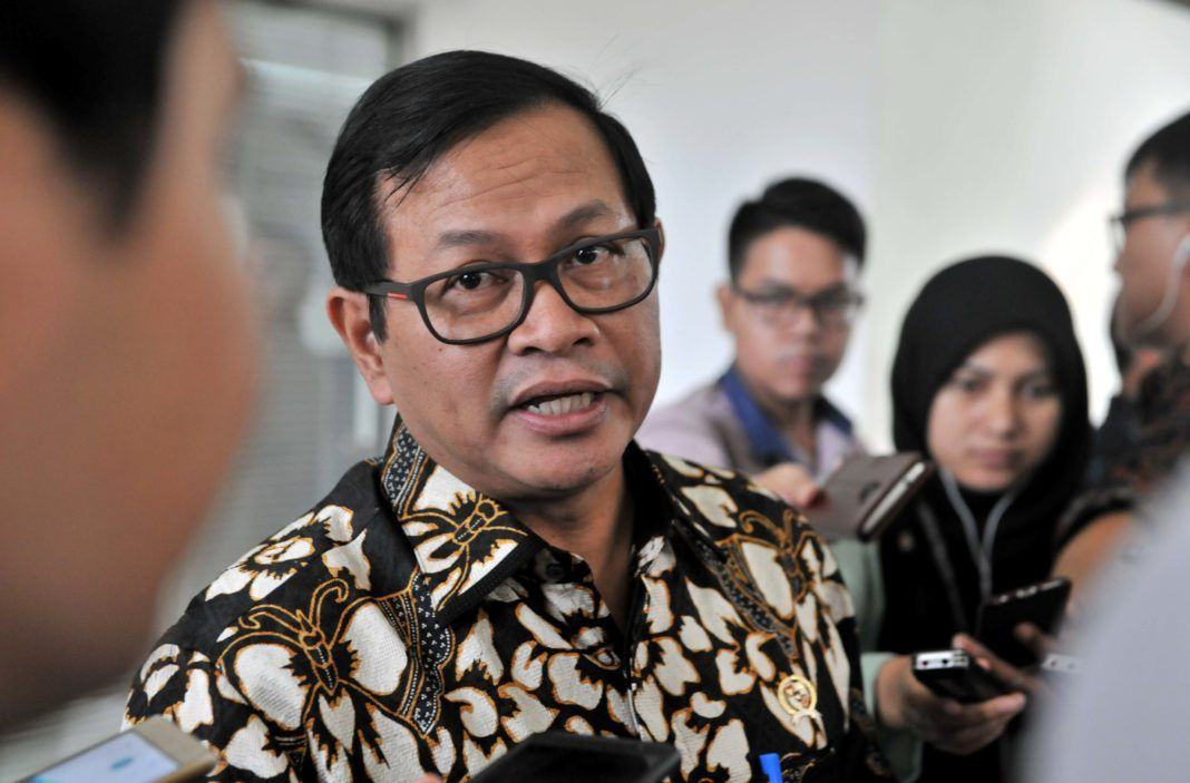 Foto: Seskab, Pramono Anung, menjawab pertanyaan wartawan usai Rapat Terbatas di Kantor Presiden, Jakarta, Selasa (20/6) sore.