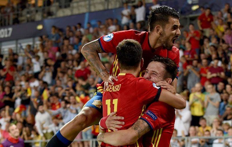 Saul Niguez (Kanan) sukses mencetak hattrick untuk Spanyol saat menghadapi Italia di semifinal Piala Eropa U-21 (Foto: AFP/Janek Skarzynski)
