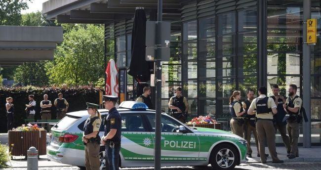 Polisi di sekitar stasiun kereta komuter tempat lokasi penembakan terjadi di Munich (Foto: AFP).
