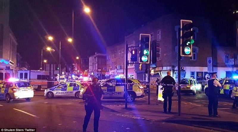 Lokasi van menabrak kerumunan pejalan kaki di dekat Masjid Finsbury Park, London Utara, Inggris. (Twitter/@Shulem Stern)