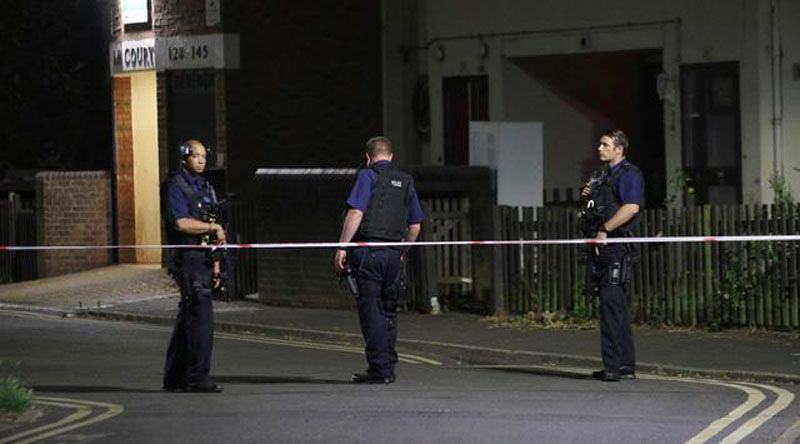 Sejumlah polisi berjaga dekat Seven Sisters Road di utara London usai insiden kendaraan yang menabraki pejalan kaki, Senin (19/6). Pihak kepolisian belum menyimpulkan apakah insiden ini sebagai kecelakaan atau serangan teroris. (Yui Mok/PA via AP)