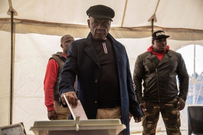 Calon PM Lesotho Tom Thabane menggunakan hak pilihnya dalam pemilu di Maseru, 3 Juni 2017. (Foto: AFP/GIANLUIGI GUERCIA)