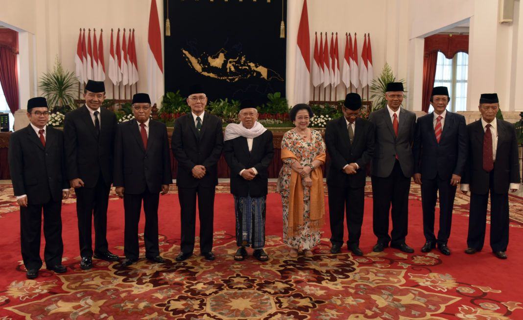 Inilah para pengarah UKP PIP dan Kepala UKP PIP Yudi Latief (paling kanan) yang baru dilantik Presiden Jokowi, di Istana Negara, Jakarta, Rabu (7/6) pagi.