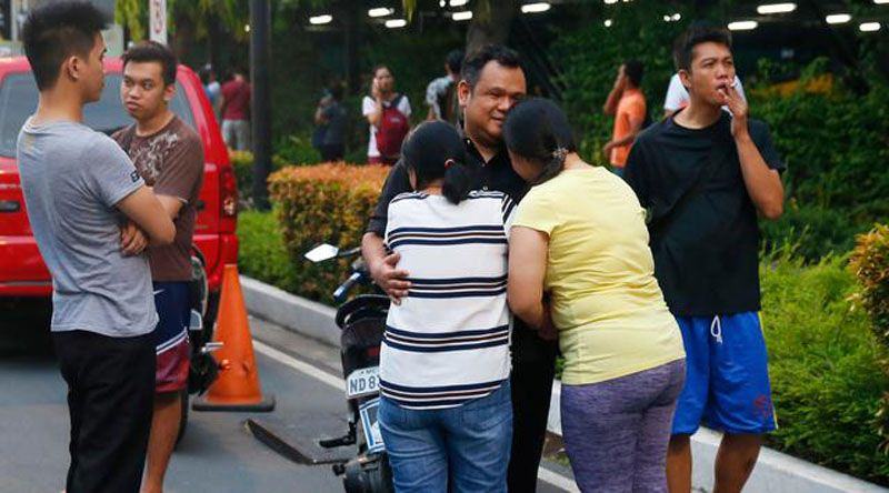 Foto: Dua wanita bereaksi setelah saudaranya selamat dari penembakan brutal di Resorts World Manila, Jumat (2/6). Serangan pria bersenjata dilaporkan telah melukai puluhan tamu hotel dan kasino yang berlarian setelah penembakan muncul (AP Photo/Bullit Marquez)