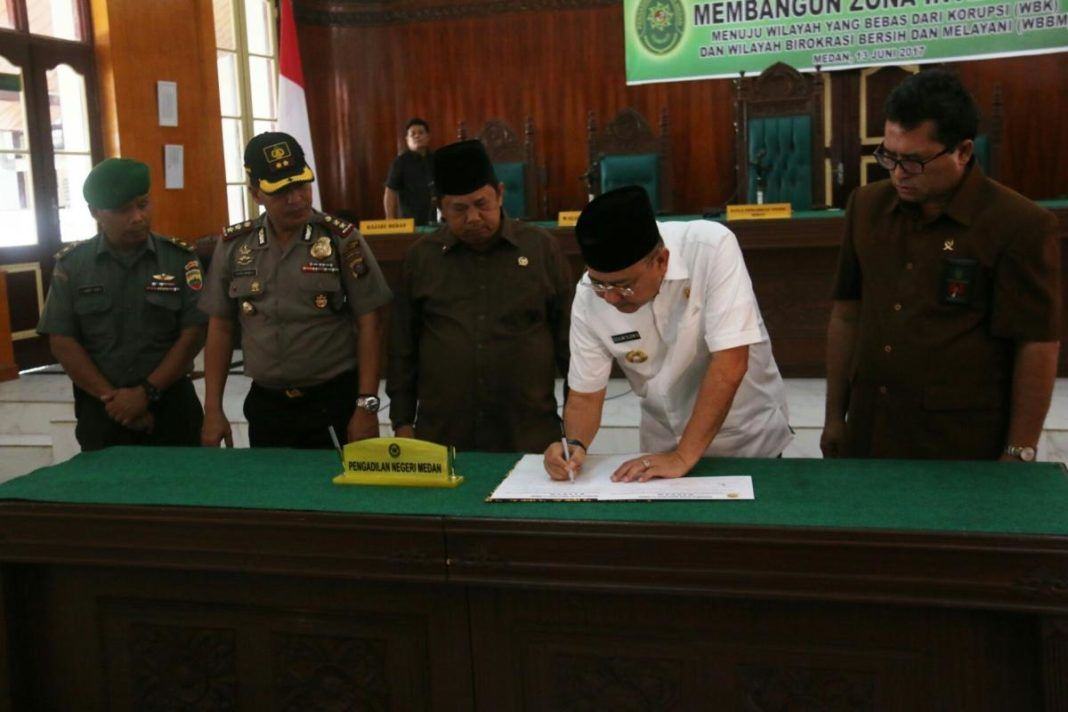 Foto: Walikota Medan Drs H T Dzulmi Eldin S MSi hadir sebagai saksi penandatanganan pencanangan Zona Integritas.