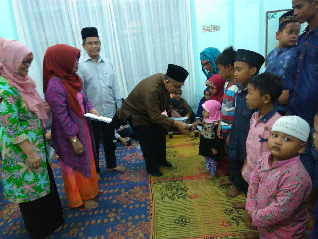 Foto: Warek Bidang Kerjasama Prof Zulkarnain Lubis memberikan santunan kepada anak yatim pada buka puasa bersama Program Pascasarjana UMA di kampus II Medan.