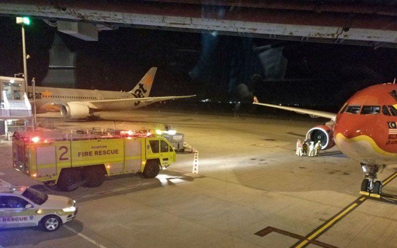 AirAsia D7 207 tujuan Gold Coast Australia-Kuala Lumpur mendarat darurat di Brisbane, Australia. (Foto: Calvin Boon)