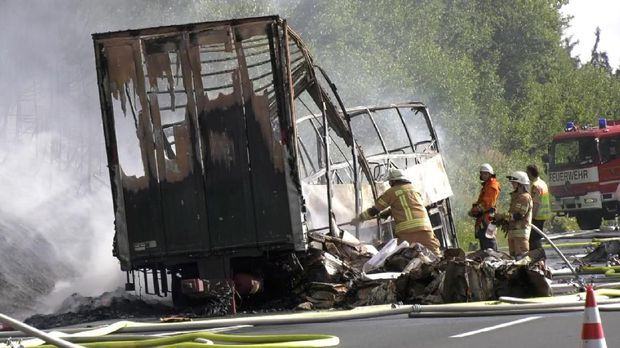 Bus nahas yang kecelakaan di Jerman hanya tersisa kerangkanya saja. (REUTERS/News 5)