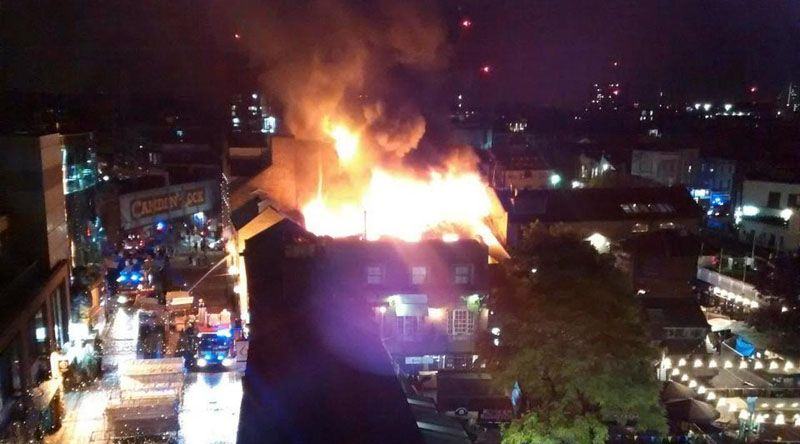 Foto: Kebakaran di pasar populer London, Camden Lock Market. (AP)