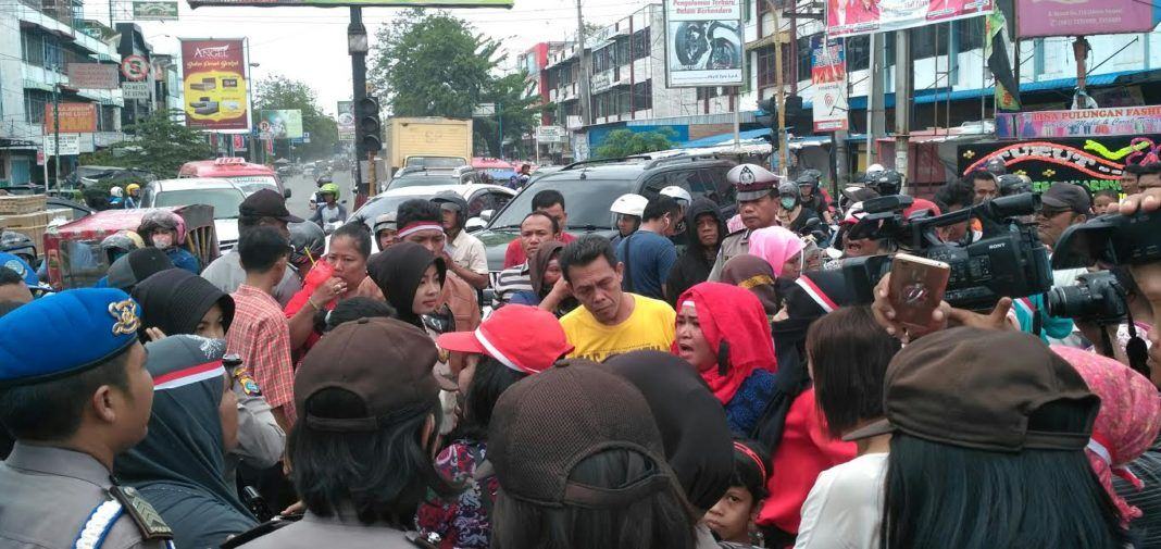 Demo Pasar Aksara Puluhan Pedagang