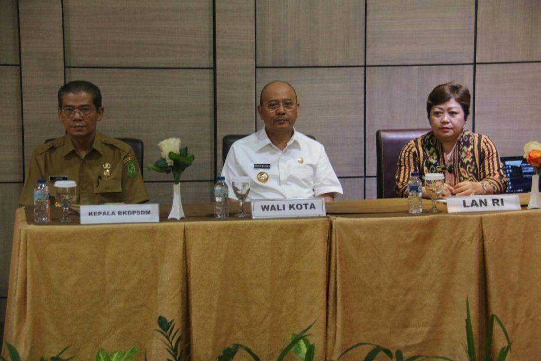 Foto: Walikota Medan Drs H T Dzulmi Eldin S M.Si diacara diklat pelayanan publik berorientasi inovasi di lingkungan Pemko Medan, di Hotel Grand Kanaya, Senin (24/7).