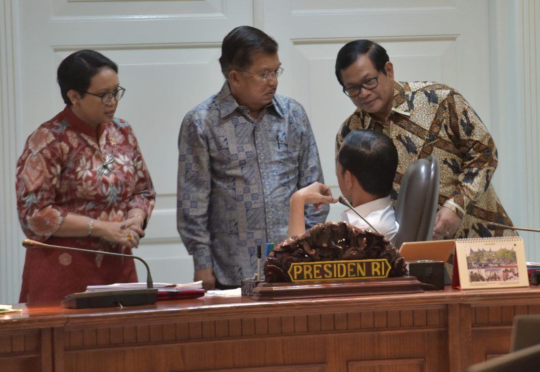 Foto: Presiden Jokowi (membelakangi lensa) berdiskusi dengan Wapres, Seskab, dan Menlu, di sela-sela rapat terbatas, di Kantor Presiden, Jakarta, Rabu (26/7) sore.