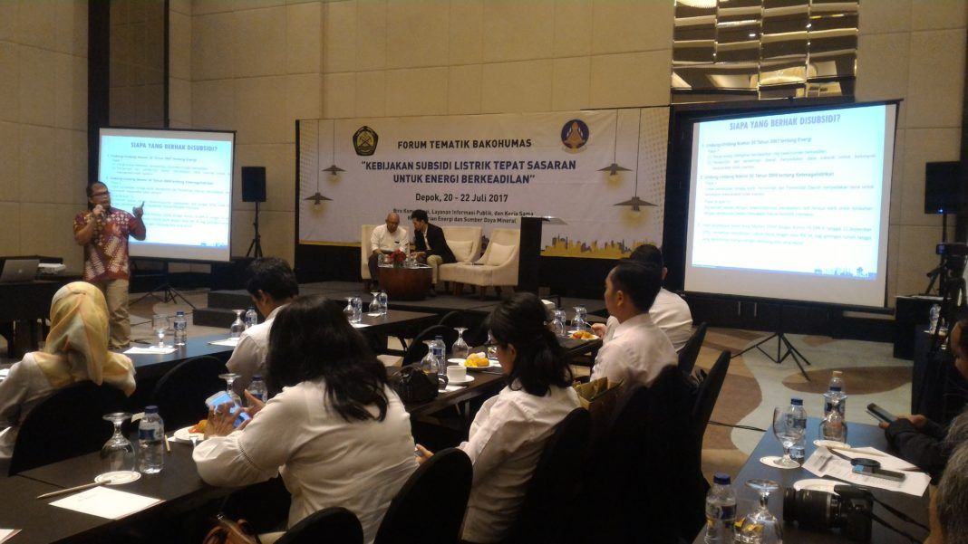 Foto: Pembicara dari Ditjen Ketenagalistrikan menyampaikan paparan di Forum Tematik Bakohumas Kementerian ESDM, di Depok, Jawa Barat (20/7).