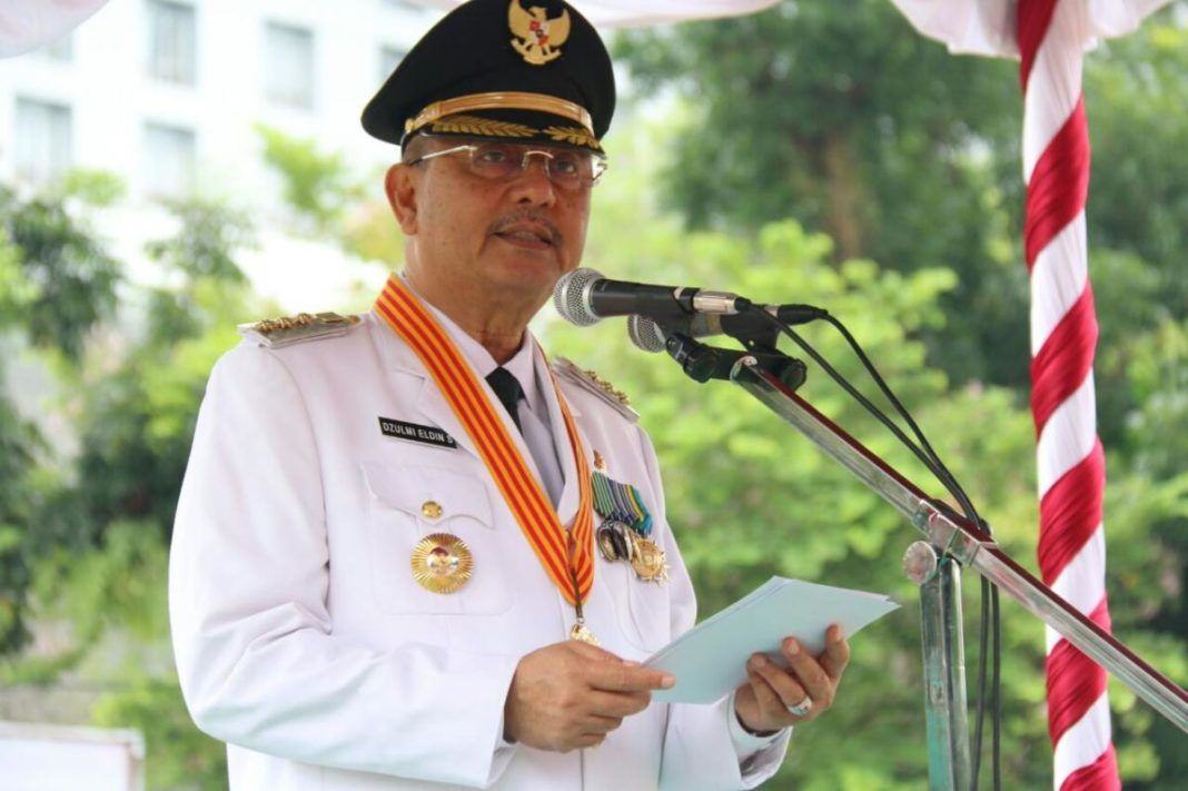 Walikota Medan Drs H T Dzulmi Eldin S M.Si menjadi Inspektur upacara Hari Jadi Kota Medan yang ke-427 di Lapangan Benteng Medan, Senin (3/7).