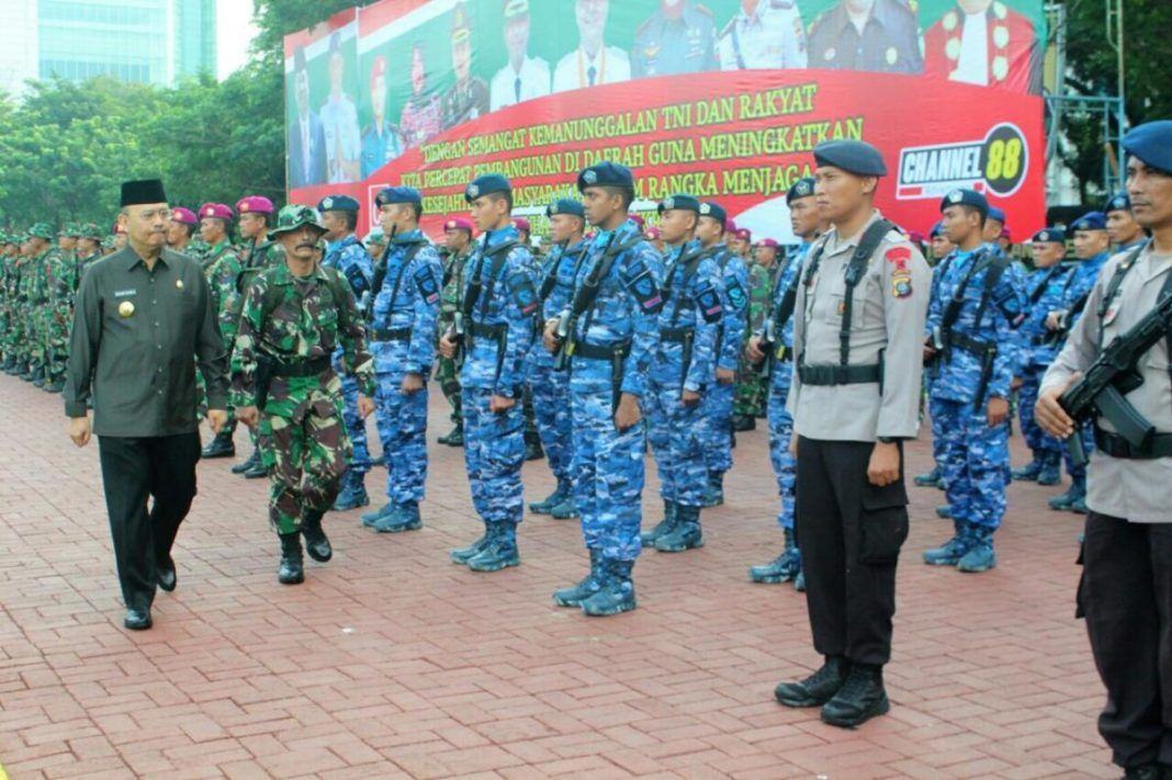 Foto: Walikota Medan Drs H T Dzulmi Eldin S M.Si saat memeriksa barisan ratusan personil TNI di Lapangan Benteng Medan, Selasa (4/7).