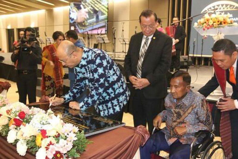 Foto: Walikota Medan Drs H T Dzulmi Eldin S M.Si menandatangani prasasti pembangunan Gereja Bethel Indonesia (GBI) Rumah Persembahan, Selasa (25/7) malam.