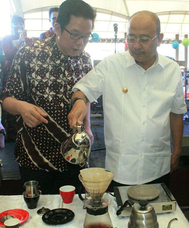 Foto: Walikota menikmati hidangan kopi pada acara Medan International Coffee Festival 2017 di Hermes Place Polonia Jalan Monginsidi Medan, Jumat (7/7).