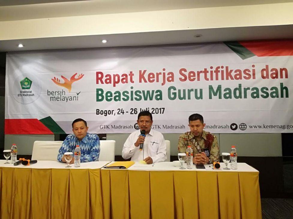 Foto: Direktur Guru dan Tenaga Kependidikan (GTK) membuka Rapat Kerja Sertifikasi dan Beasiswa Guru Madrasah di Bogor, Senin (24/7)