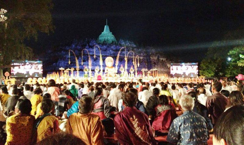 Foto: Ribuan umat Buddha memadati pelataran Candi Borobudur merayakan Hari Raya Suci Asadha Mahapuja.