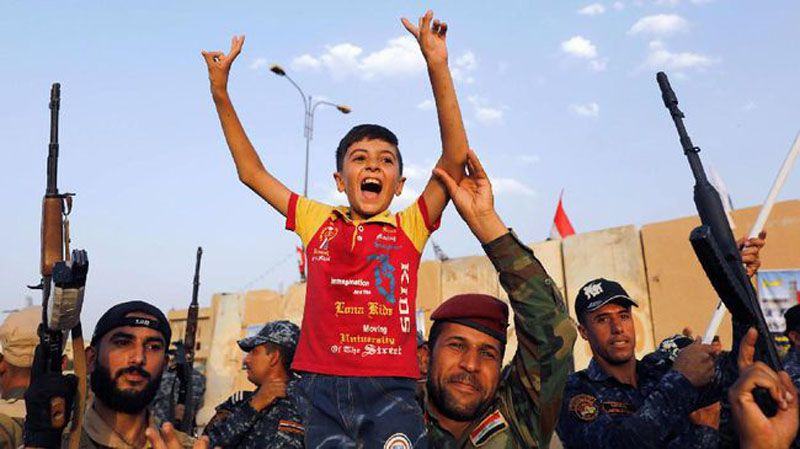 Foto: Tentara Irak merayakan kemenangan atas ISIS di Mosul. (REUTERS/Erik De Castro)