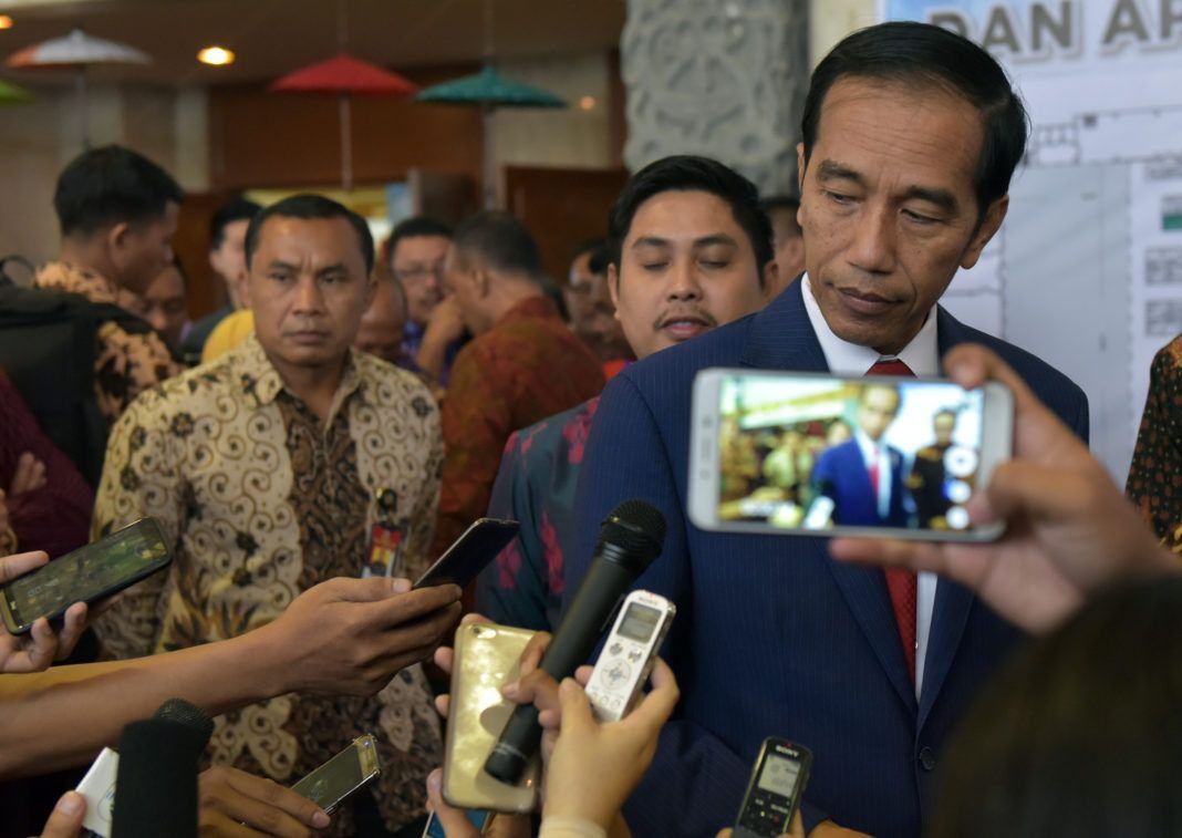 Foto: Presiden Jokowi menjawab pertanyaan wartawan usai membuka dan meninjau pameran di Rakernas X APKASI dan APKASI Otonomi Expo 2017, di JCC, Jakarta, Rabu (19/7).