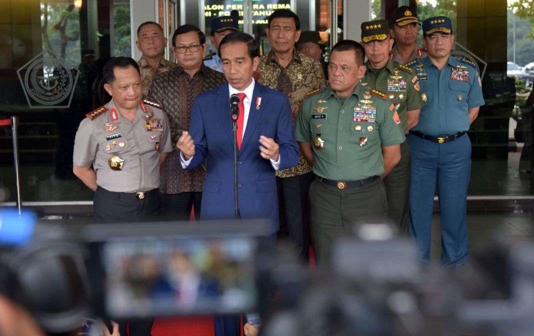 Foto: Presiden Jokowi menjawab pertanyaan wartawan usai memberikan pembekalan Capaja Akademi TNI dan Polri Tahun 2017, di GOR Ahmad Yani Mabes TNI, Cilangkap, Jakarta Timur, Senin (24/7).