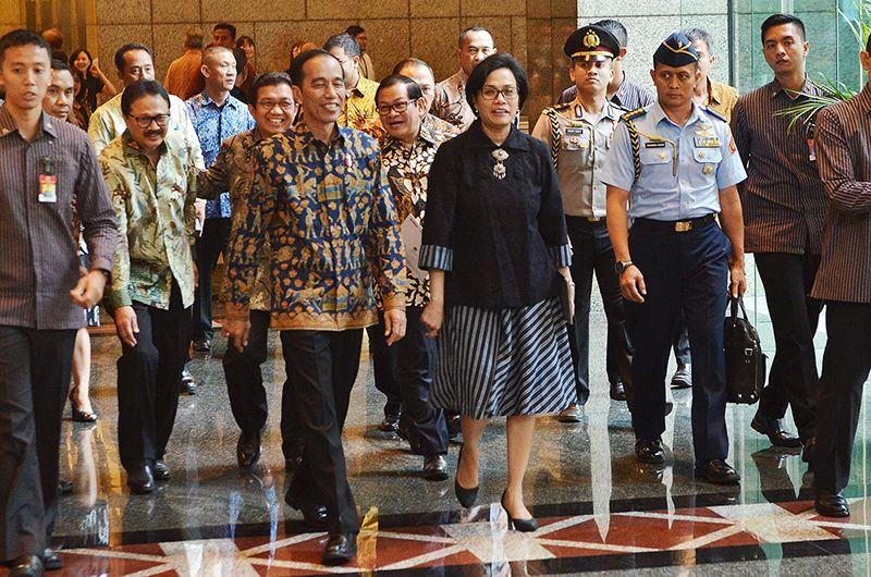 Foto: Presiden Jokowi didampingi Menkeu Sri Mulyani Indrawati dan sejumlah pejabat meninjau Bura Efek Indonesia, Jakarta, Selasa (4/7) siang.
