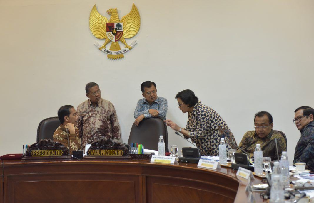 Foto: Presiden berdiskusi dengan Wapres, Menko Perekonomian dan Menkeu sebelum Rapat Terbatas di Kantor Presiden, Selasa (18/7).