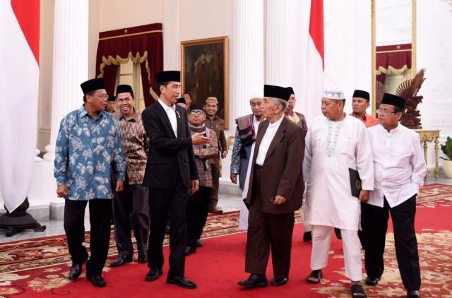 Foto: Presiden Joko Widodo (Jokowi) menerima lebih dari 30 ulama dari Pulau Sulawesi, di Istana Merdeka, Jakarta, Selasa (18/7).