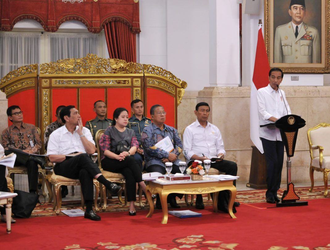Foto: Presiden Jokowi menyampaikan pengantar pada Sidang Kabinet Paripurna, di Istana Negara, Jakarta, Senin (24/7).
