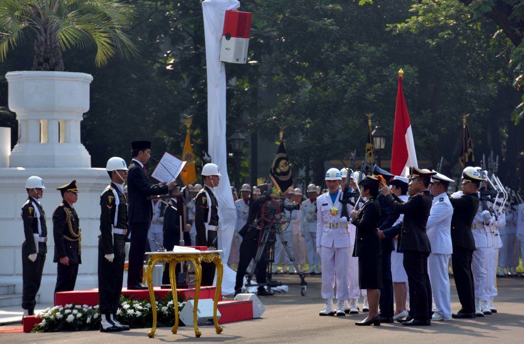 Foto: Presiden Jokowi saat melantik perwira remaja TNI/Polri yang telah lulus pendidikan menjadi Perwira Pertama Tahun 2017, di Halaman Istana Merdeka, Selasa (25/7).