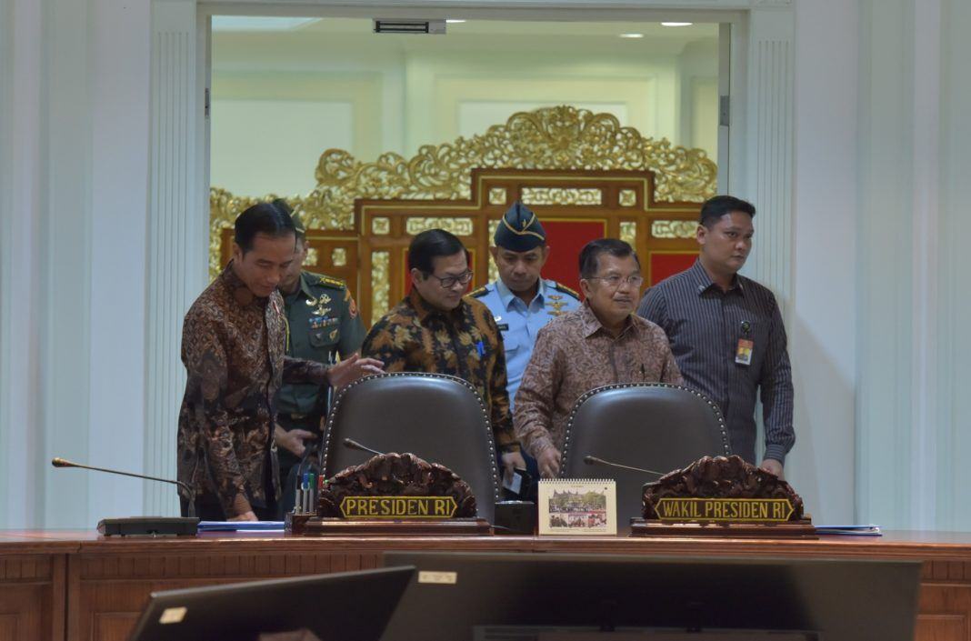 Foto: Presiden Jokowi, diikuti Wapres dan Seskab, bersiap melakukan Rapat Terbatas, di Kantor Presiden, Jakarta, Selasa (25/7).
