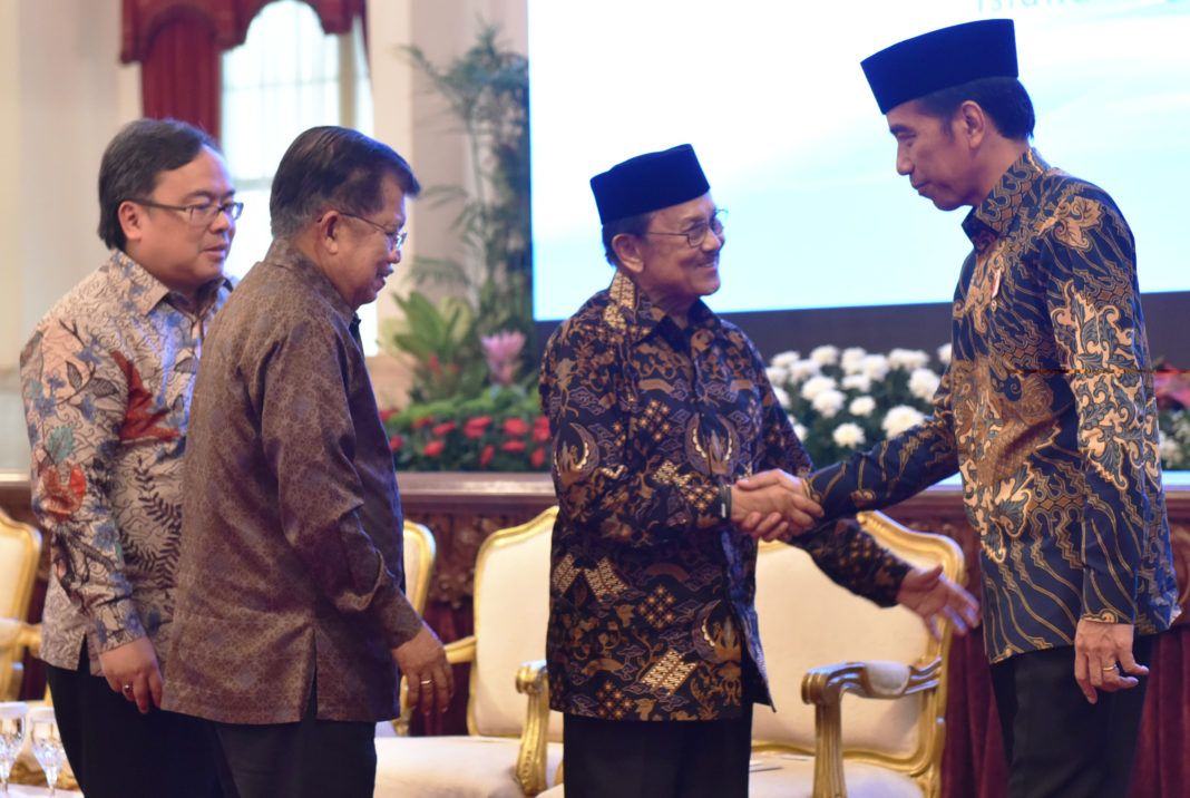 Foto: Presiden Jokowi disaksikan Wapres dan Menteri PPN/Kepala Bappenas menyalami mantan Presiden BJ. Habibie, usai peluncuran KNKS dan Pembukaan Silaknas IAEI, di Istana Negara, Jakarta, Kamis (27/7).