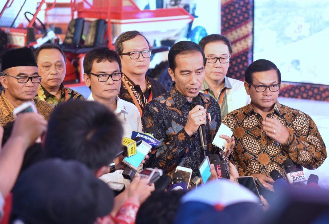 Foto: Presiden Jokowi menjawab pertanyaan wartawan usai menyaksikan peluncuran vokasi kejuruan di Cikarang, Bekasi, Jawa Barat, Jumat (28/7).