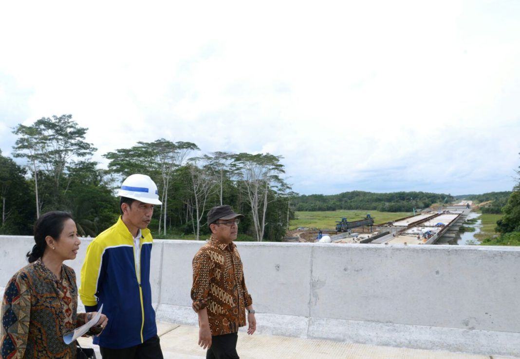Foto: Presiden Joko Widodo meninjau pembangunan jalan tol Balikpapan – Samarinda, Kamis (13/7).