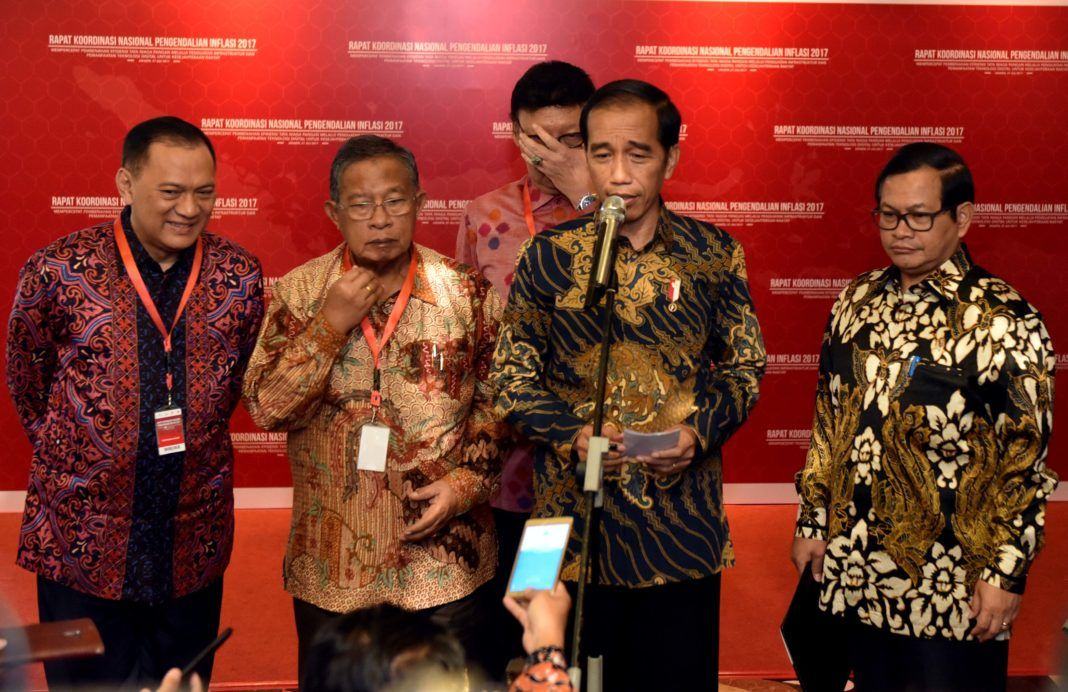 Foto: Presiden Jokowi menjawab pertanyaan wartawan usai membuka Rakornas Pengendalian Inflasi Tahun 2017, di Hotel Grand Sahid Jaya, Jakarta Pusat, Kamis (27/7).