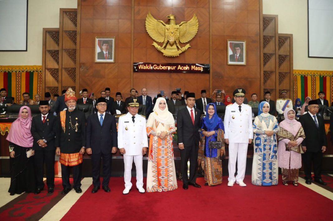 Foto: Presiden Jokowi didampingi Ibu Negara Iriana berpose bersama Gubernur Aceh Irwandi Yusuf dan Wakil Gubernur Nova Iriansyah, seusai pelantikan keduanya, di Gedung DPRA, Banda Aceh, Aceh, Rabu (5/7).