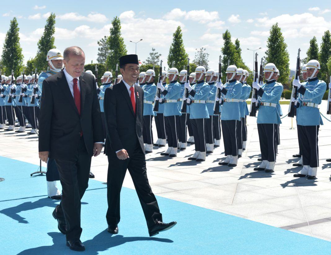 Foto: Presiden RI Jokowi didampingi Presiden Turki Recep Tayyip Erdogan memeriksa jajar kehormatan dalam upacara kenegaraan di Turki, Kamis (6/7) siang waktu setempat.