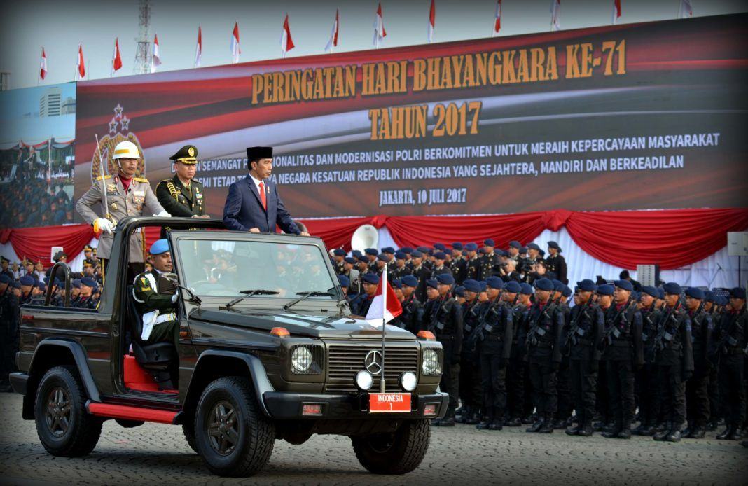Foto: Presiden Jokowi memeriksa pasukan pada Upacara Peringatan Ke-71 Hari Bhayangkara Tahun 2017, di Lapangan Monumen Nasional, Jakarta, Senin (10/7).