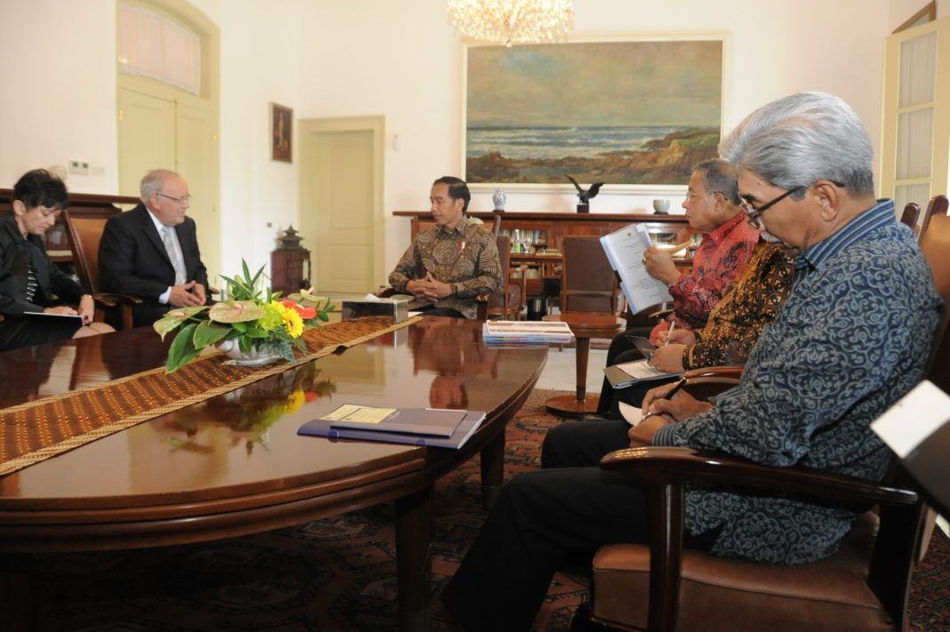 Foto: Presiden Jokowi menerima Menteri Ekonomi, Pendidikan dan Riset Swiss Johann N. Schneider-Ammann di Istana Bogor, Jawa Barat, Jumat (14/7).