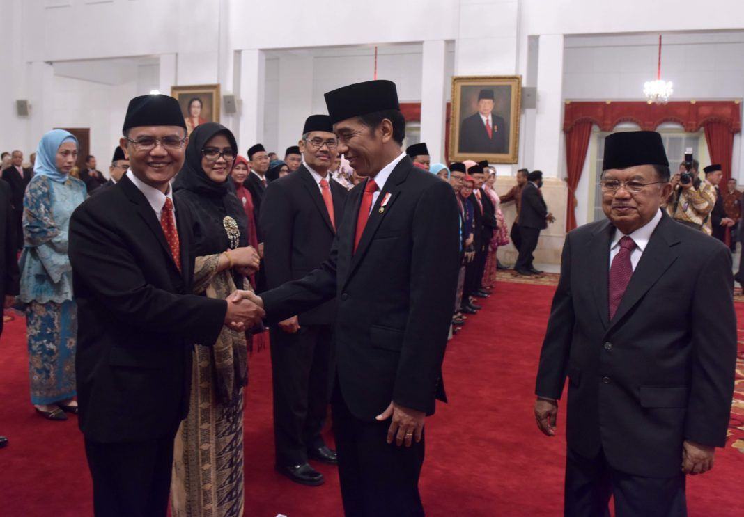 Foto: Presiden Jokowi diikuti Wapres Jusuf Kalla memberikan ucapan selamat kepada Dewan Pengawas dan Anggota BPKH yang baru dilantiknya, di Istana Negara, Jakarta, Rabu (26/7).